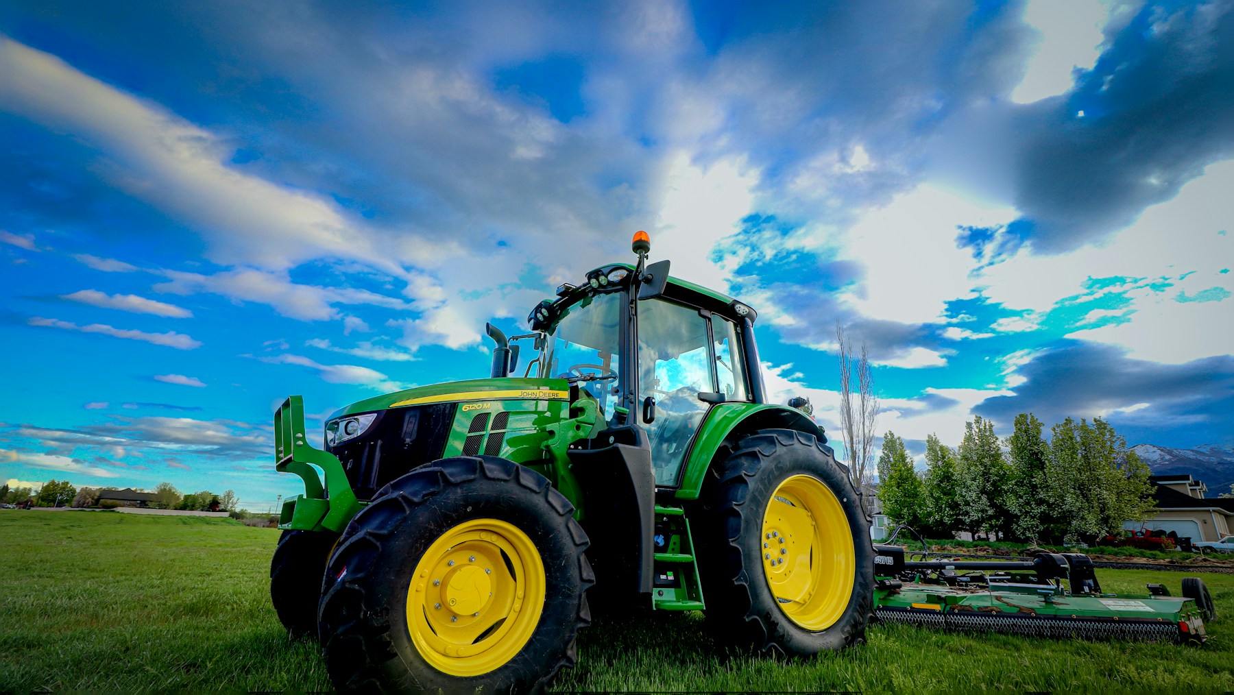 Tractor John Deere trabajando en una explotación agrícola